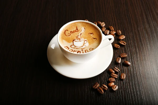 Φλυτζάνι του latte τέχνη καφέ με κόκκους σε ξύλινα φόντο — Φωτογραφία Αρχείου