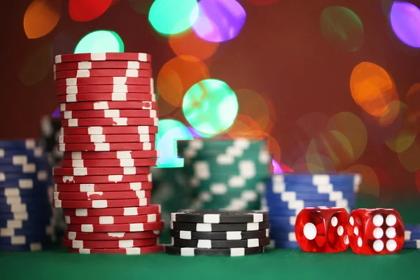 Chips pour poker sur fond brillant — Photo