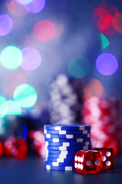 Chips pour poker sur fond brillant — Photo