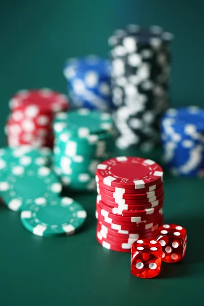 Patatine per il poker sul tavolo verde — Foto Stock