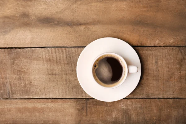 Taza de café sobre mesa de madera, vista superior — Foto de Stock