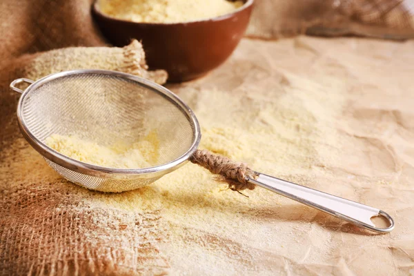 Tepung dalam mangkuk dengan saringan pada latar belakang kain goni — Stok Foto