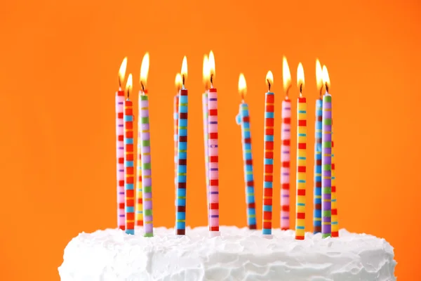 Torta di compleanno con candele — Foto Stock