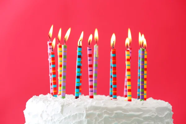 Bolo de aniversário com velas — Fotografia de Stock