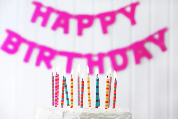 Gâteau d'anniversaire avec des bougies — Photo