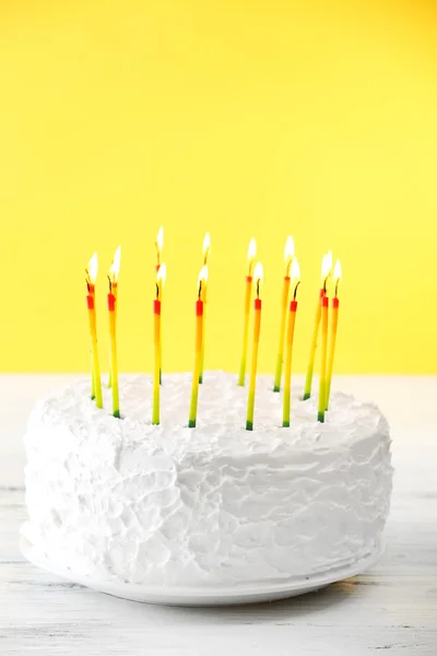 生日蛋糕，底色上有蜡烛 — 图库照片