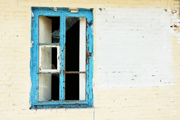 Eski terk edilmiş evde penceresinde — Stok fotoğraf