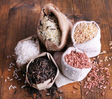 Ahşap zemin üzerine çuval pirinç farklı türleri