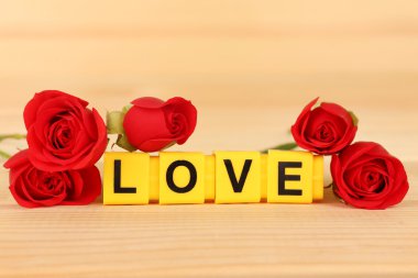 Dekoratif harf kelime aşk çiçekleri ile ahşap arka plan üzerinde şekillendirme