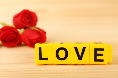 Dekoratif harf kelime aşk çiçekleri ile ahşap arka plan üzerinde şekillendirme