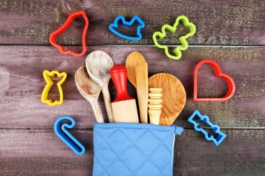 Potholder ahşap arka plan üzerinde farklı mutfak gereçleri