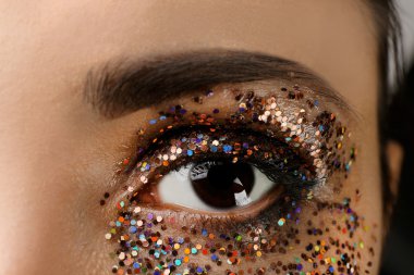 Süslü glitter makyaj, makro görünümü ile kadın göz