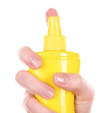 Güneş sprey üzerinde beyaz izole kadın elinde şişe