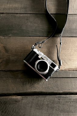 Ahşap plakalar arka plan üzerinde Retro kamera