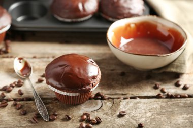 Ahşap masa üzerinde lezzetli ev yapımı çikolatalı kek