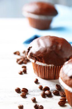 Ahşap masa üzerinde lezzetli ev yapımı çikolatalı kek