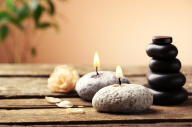 Kahverengi zemin üzerine ahşap masa güzel spa kompozisyonu