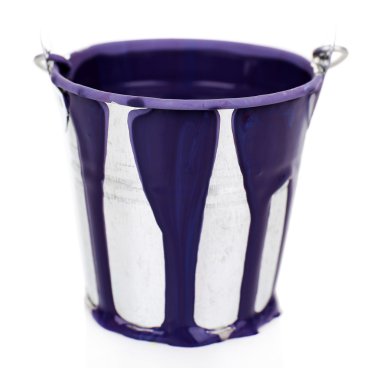 Mor boya beyaz izole kova