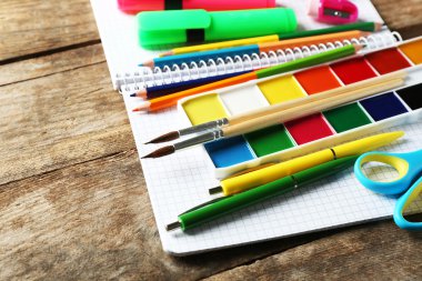 eski ahşap masa üzerinde parlak okul Kırtasiye