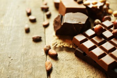 Natürmort kümesiyle ahşap masa, closeup üzerinde Fındıklı çikolata