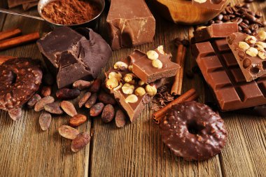 Natürmort kümesiyle ahşap masa, tatlı çikolata