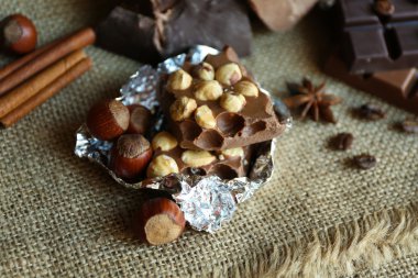 Ahşap masa, tatlı baharatlar ile lezzetli çikolata