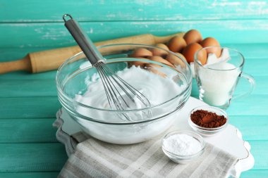 Renk ahşap arka plan üzerine yumurta akı için krem şanti