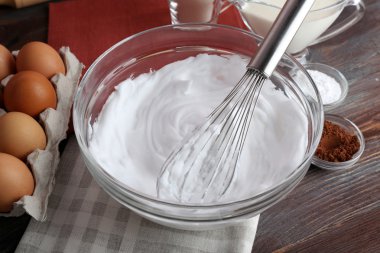 Ahşap masa, closeup yumurta akı ve diğer malzemeler için krem şanti