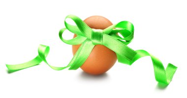 Paskalya yortusu yumurta beyaz izole renkli şerit yay ile