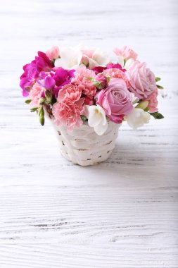 Ahşap zemin üzerine tencerede güzel taze bahar çiçekleri