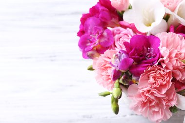 Ahşap masa, tatlı güzel taze bahar çiçekleri