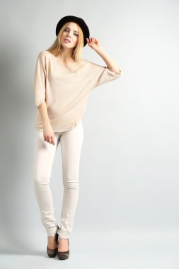 Etkileyici genç model gri arka plan üzerinde