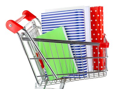 Alışveriş sepeti ile üzerine beyaz izole kitap