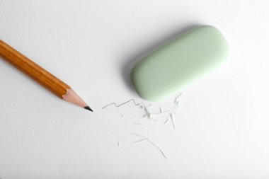 Silgi ve kalem kağıt arka plan üzerinde