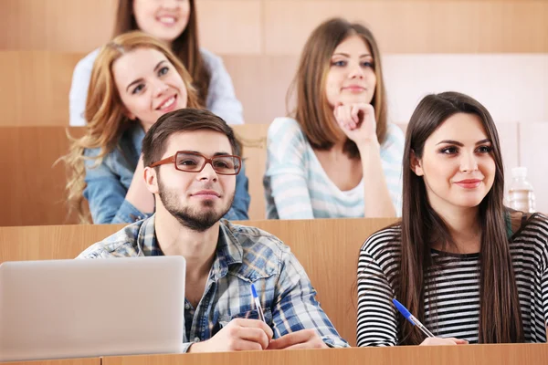 Groupe d'étudiants assis dans la salle de classe — Photo