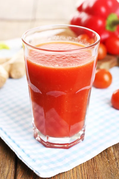 Glas tomatjuice med grönsaker på träbord nära håll — Stockfoto