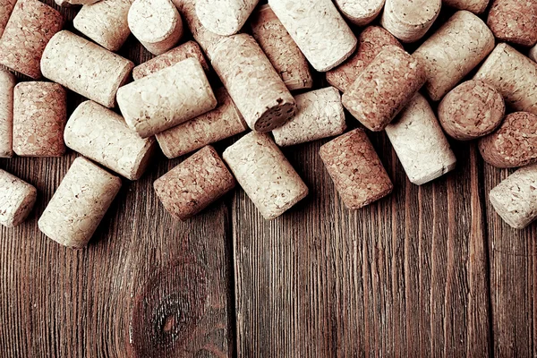 Wijnkurken op houten ondergrond — Stockfoto