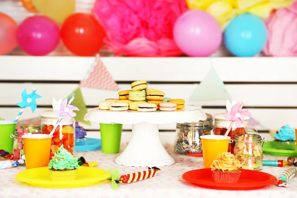 Mesa de cumpleaños preparada con dulces para fiestas infantiles — Foto de Stock