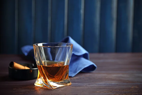 Whisky sobre fondo de madera — Foto de Stock