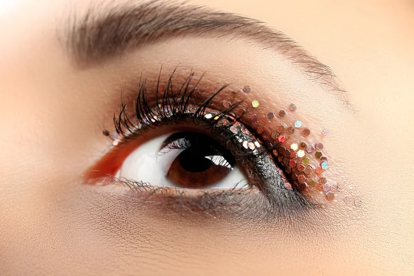 Vrouwelijke oog met decoratieve glitter make-up, macro weergave — Stockfoto
