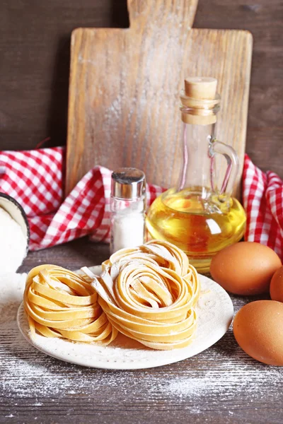 Stilleben av förbereda pasta på rustika trä bakgrund — Stockfoto