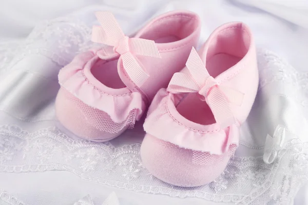 Botas de bebé rosadas en tela de primer plano —  Fotos de Stock