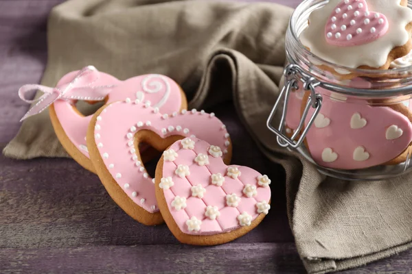 Biscotti a forma di cuore per San Valentino in vaso di vetro su fondo di legno — Foto Stock