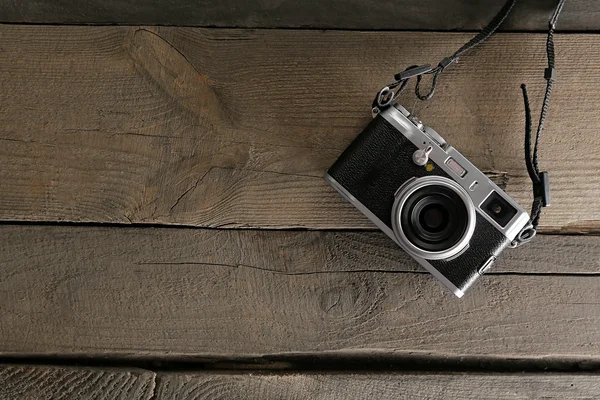 Retro camera op houten planken achtergrond — Stockfoto