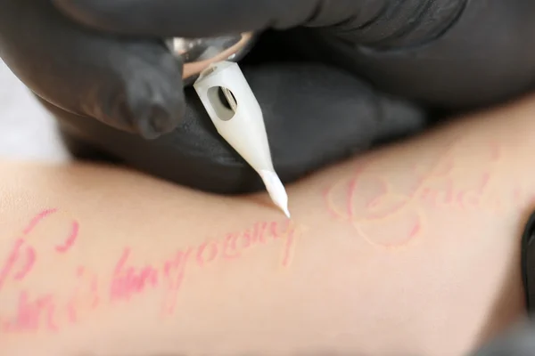 タトゥー、クローズ アップを作るプロセスを示す tattooer — ストック写真
