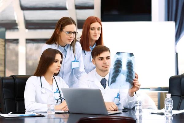 Trabajadores médicos que trabajan en la sala de conferencias — Foto de Stock