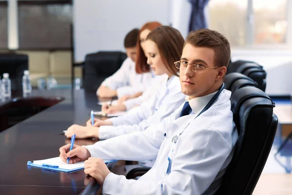 Travailleurs médicaux travaillant en salle de conférence — Photo