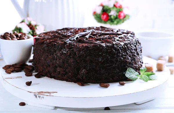 Chutný čokoládový dort s mátou na stole zblízka — Stock fotografie