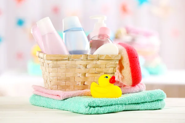 Baby-Accessoires zum Baden auf Tisch auf hellem Hintergrund — Stockfoto