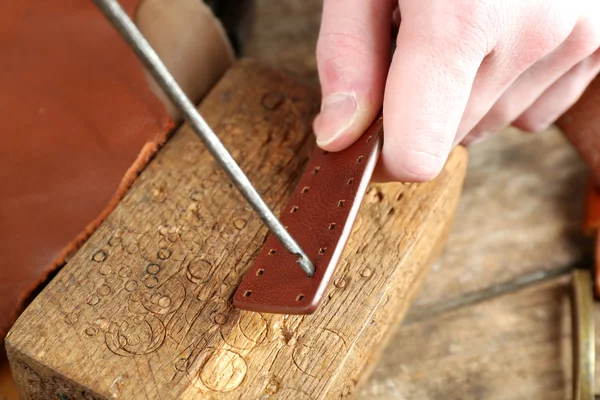 Repairing leather belt in workshop — Stock Photo, Image